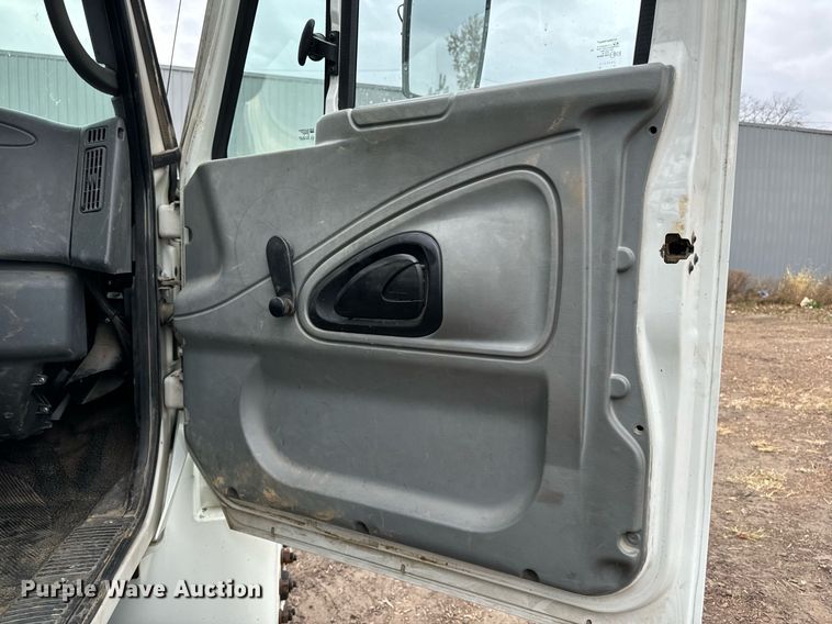 image for item EG6855 2006 International 4300 SBA bucket truck