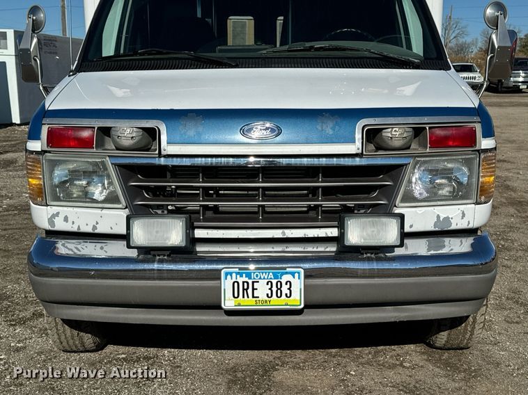 image for item EG6952 1995 Ford E350 ambulance