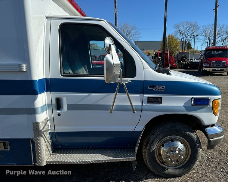 image for item EG6952 1995 Ford E350 ambulance