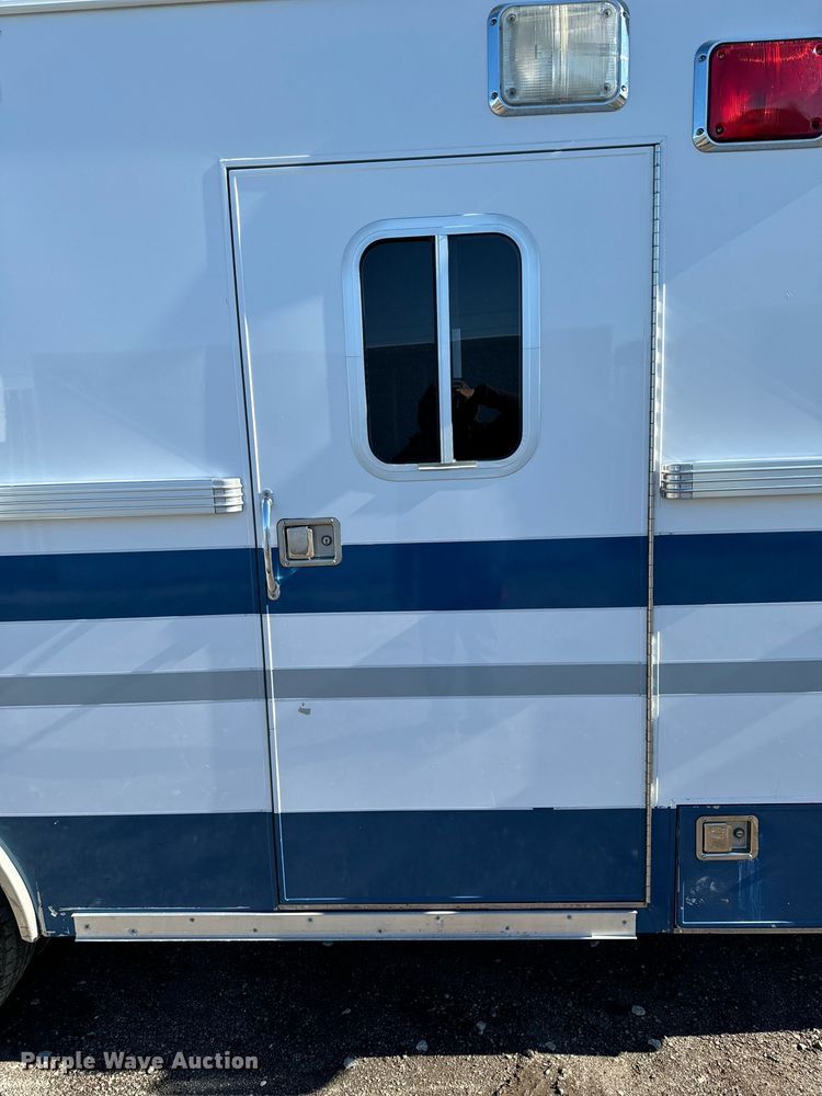 image for item EG6952 1995 Ford E350 ambulance