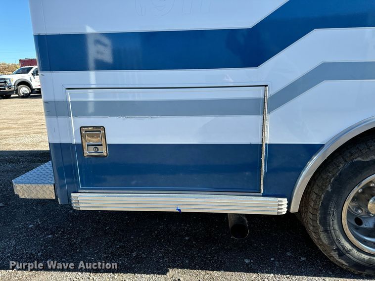 image for item EG6952 1995 Ford E350 ambulance