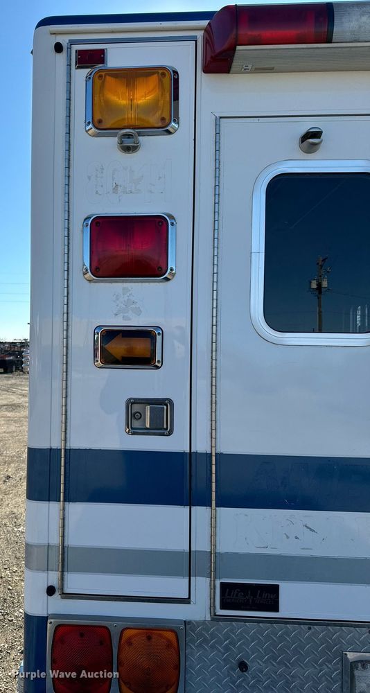 image for item EG6952 1995 Ford E350 ambulance