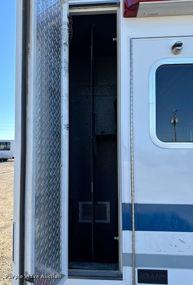 image for item EG6952 1995 Ford E350 ambulance