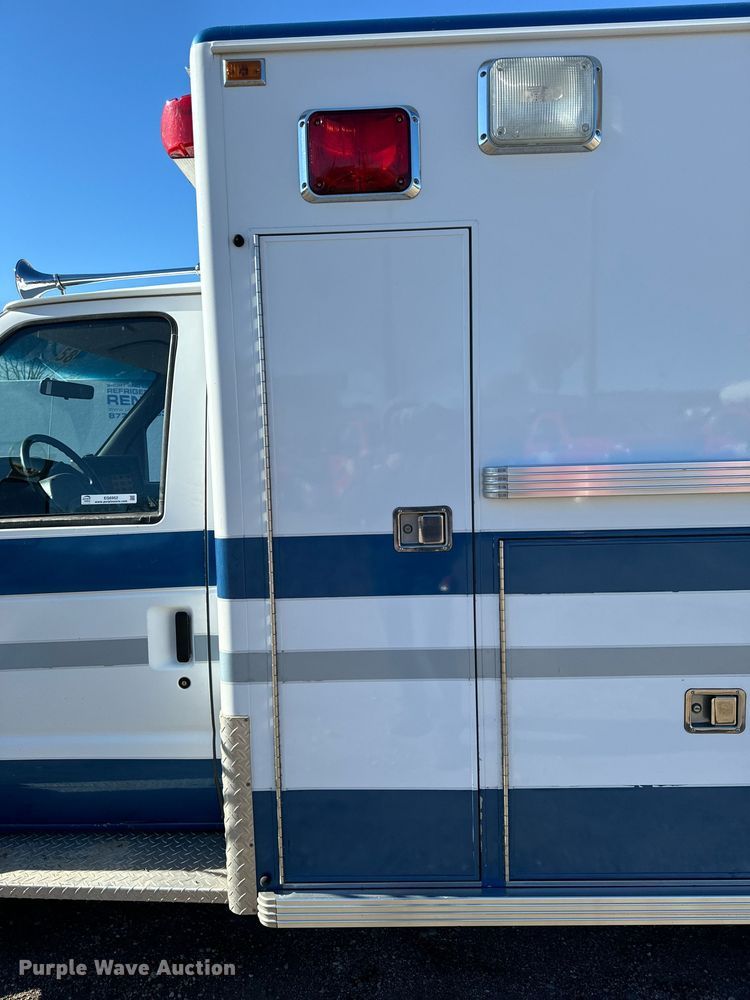 image for item EG6952 1995 Ford E350 ambulance