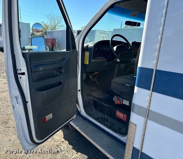 image for item EG6952 1995 Ford E350 ambulance