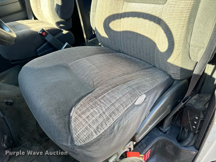 image for item EG6952 1995 Ford E350 ambulance