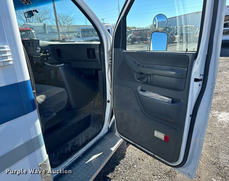 image for item EG6952 1995 Ford E350 ambulance