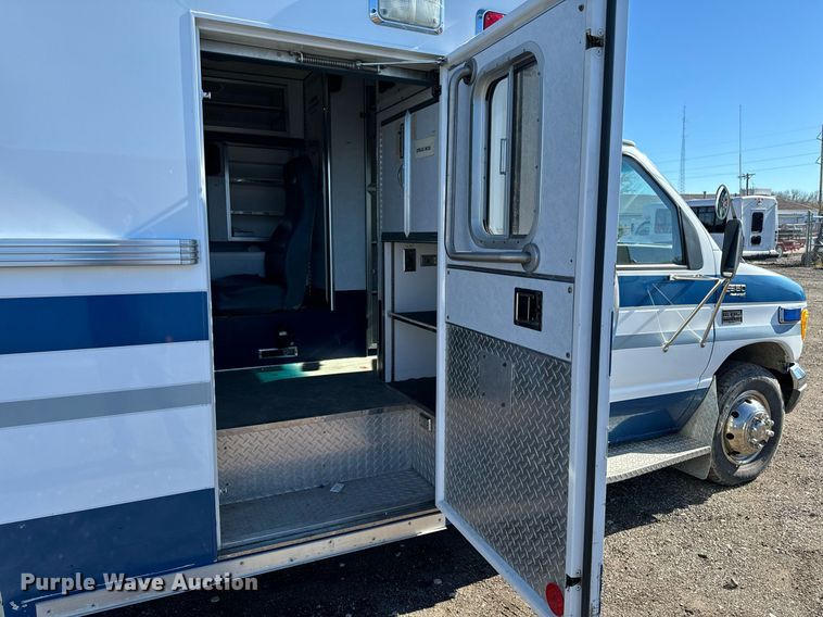 image for item EG6952 1995 Ford E350 ambulance