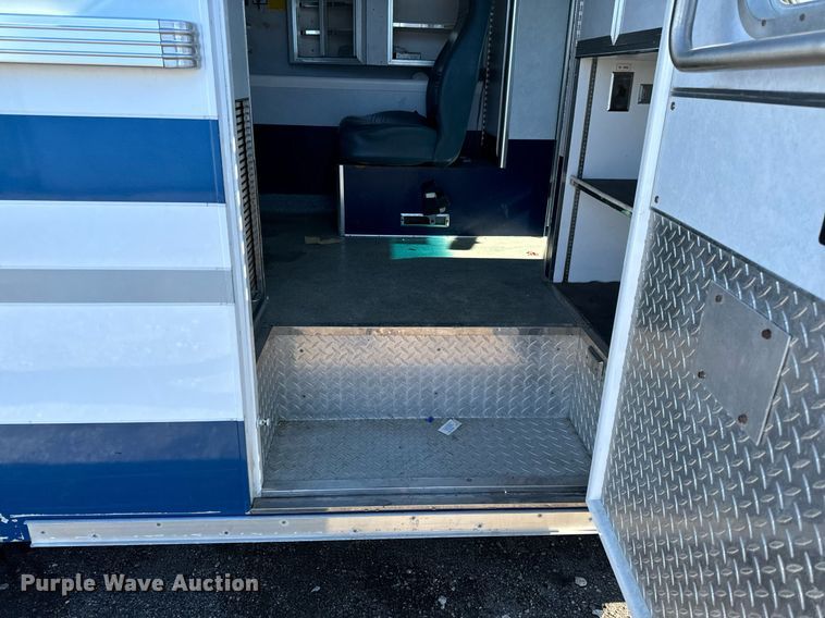 image for item EG6952 1995 Ford E350 ambulance