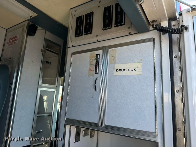 image for item EG6952 1995 Ford E350 ambulance