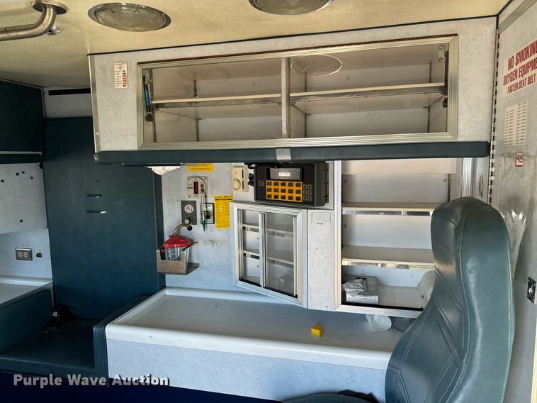 image for item EG6952 1995 Ford E350 ambulance