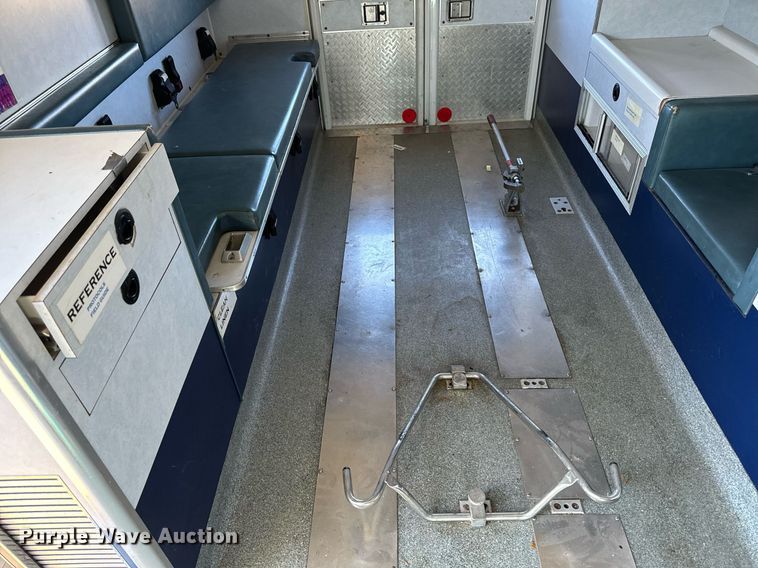 image for item EG6952 1995 Ford E350 ambulance