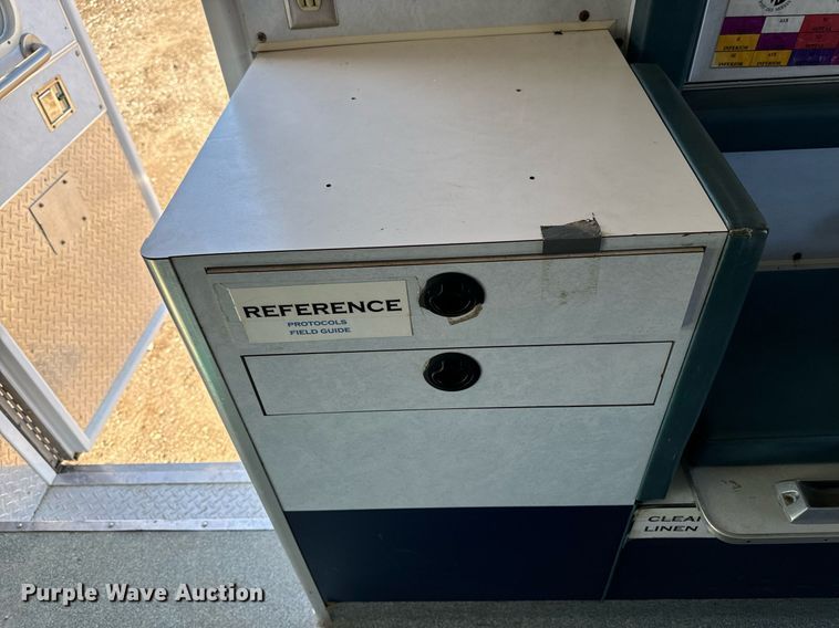 image for item EG6952 1995 Ford E350 ambulance