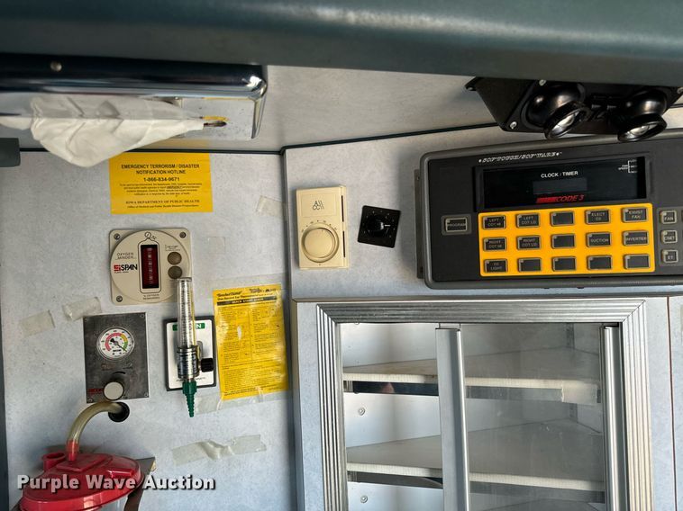 image for item EG6952 1995 Ford E350 ambulance