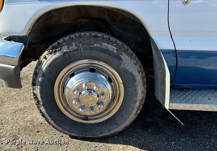 image for item EG6952 1995 Ford E350 ambulance