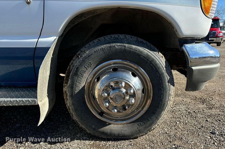 image for item EG6952 1995 Ford E350 ambulance