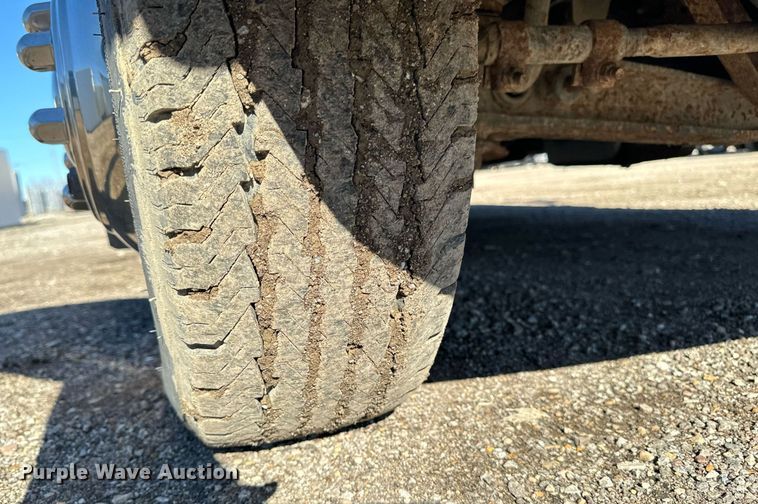 image for item EG6952 1995 Ford E350 ambulance