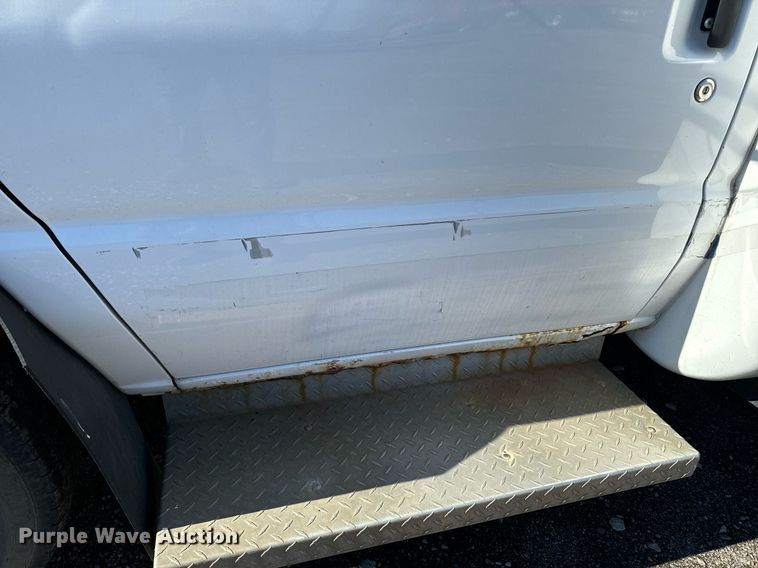 image for item EG6953 2010 El Dorado Aerotech Ford 200 shuttle bus