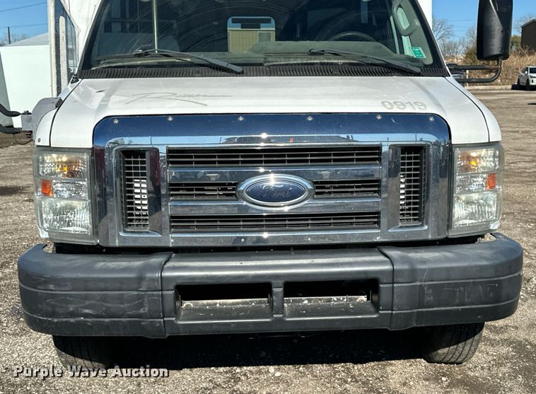 image for item EG6953 2010 El Dorado Aerotech Ford 200 shuttle bus