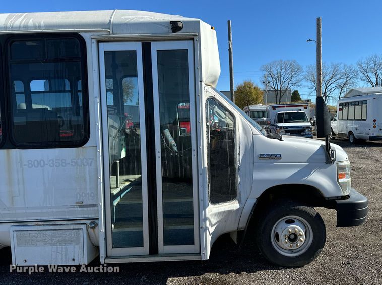 image for item EG6953 2010 El Dorado Aerotech Ford 200 shuttle bus