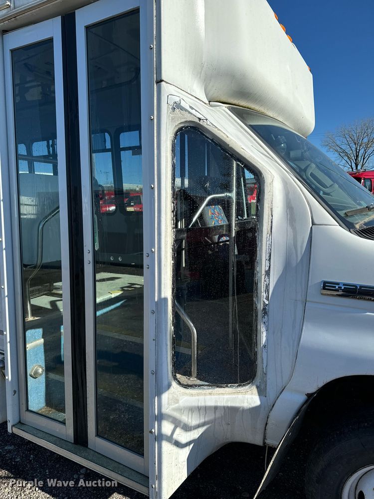 image for item EG6953 2010 El Dorado Aerotech Ford 200 shuttle bus