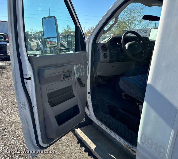 image for item EG6953 2010 El Dorado Aerotech Ford 200 shuttle bus