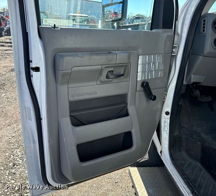 image for item EG6953 2010 El Dorado Aerotech Ford 200 shuttle bus