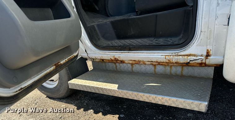 image for item EG6953 2010 El Dorado Aerotech Ford 200 shuttle bus