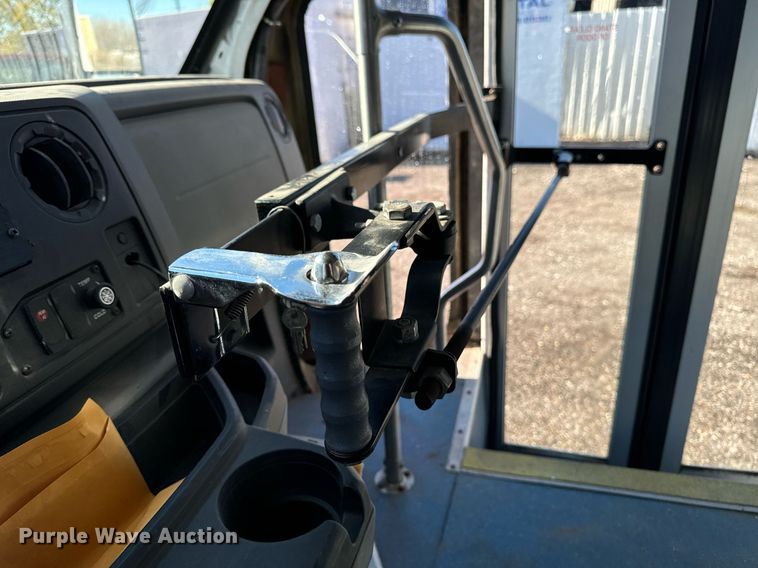 image for item EG6953 2010 El Dorado Aerotech Ford 200 shuttle bus