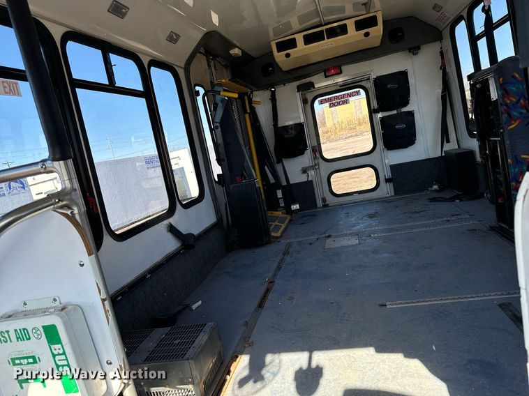 image for item EG6953 2010 El Dorado Aerotech Ford 200 shuttle bus