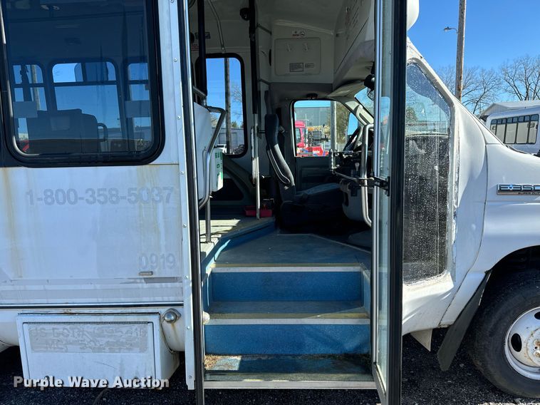 image for item EG6953 2010 El Dorado Aerotech Ford 200 shuttle bus