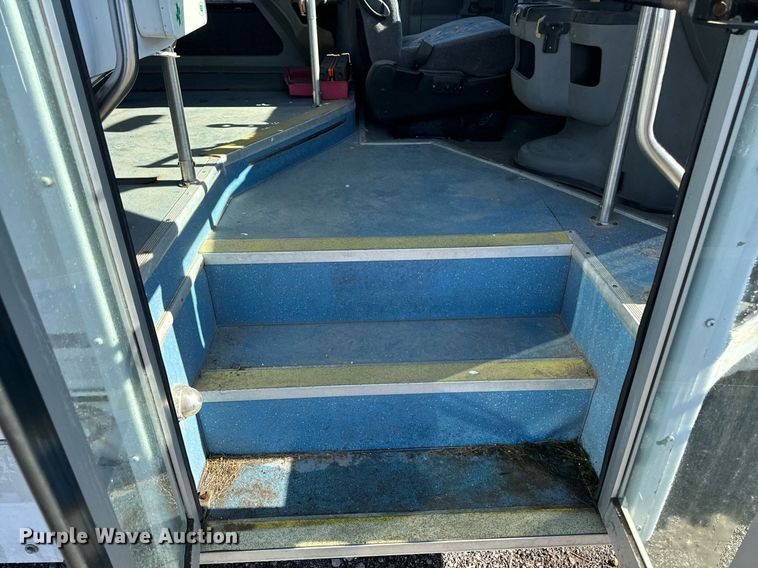 image for item EG6953 2010 El Dorado Aerotech Ford 200 shuttle bus