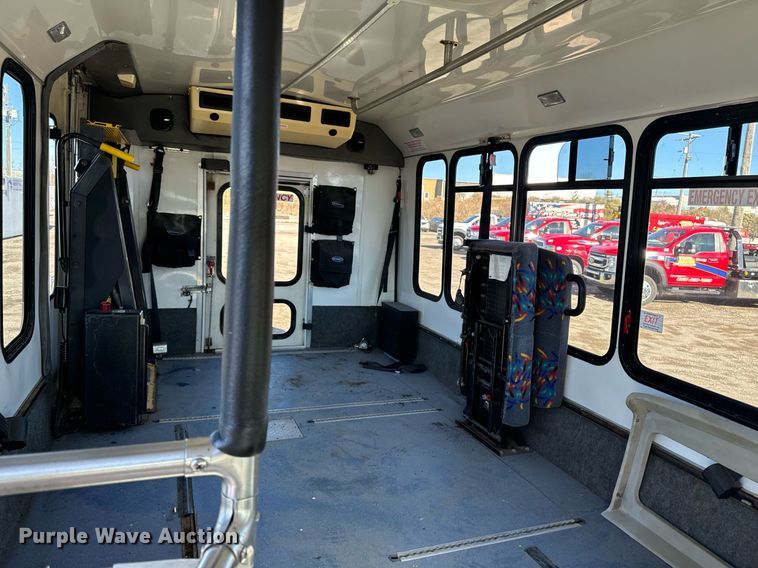 image for item EG6953 2010 El Dorado Aerotech Ford 200 shuttle bus