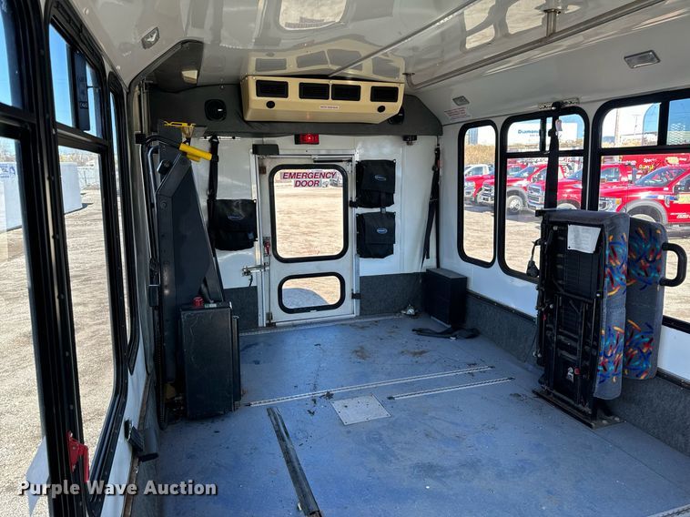 image for item EG6953 2010 El Dorado Aerotech Ford 200 shuttle bus