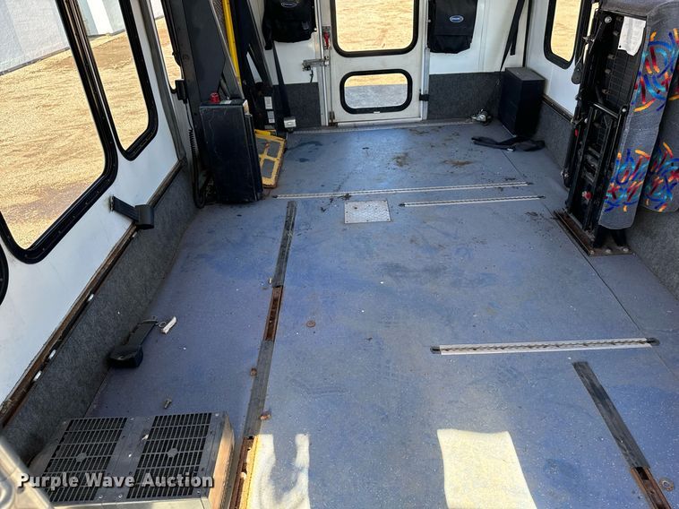 image for item EG6953 2010 El Dorado Aerotech Ford 200 shuttle bus