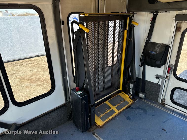 image for item EG6953 2010 El Dorado Aerotech Ford 200 shuttle bus