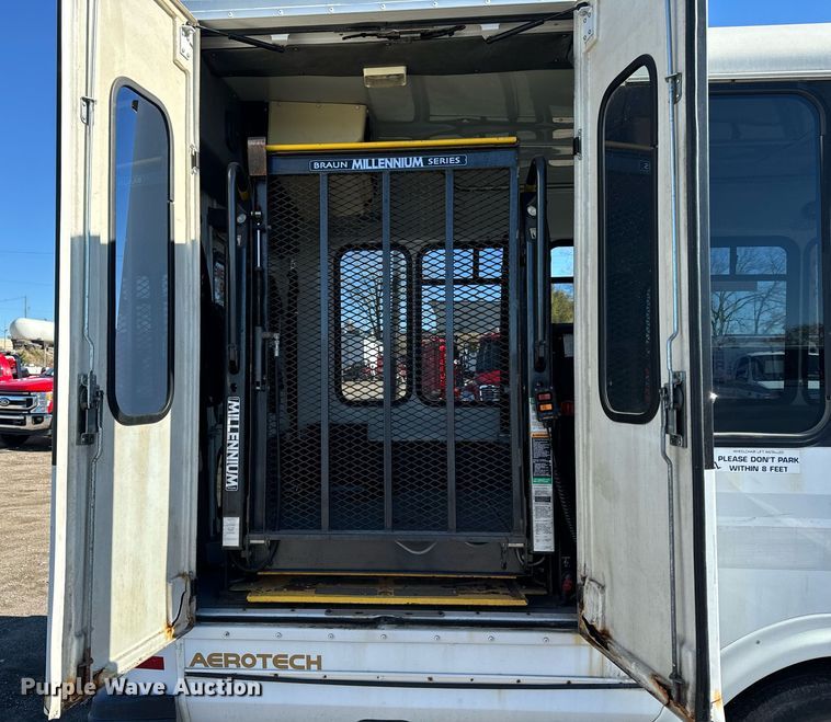 image for item EG6953 2010 El Dorado Aerotech Ford 200 shuttle bus