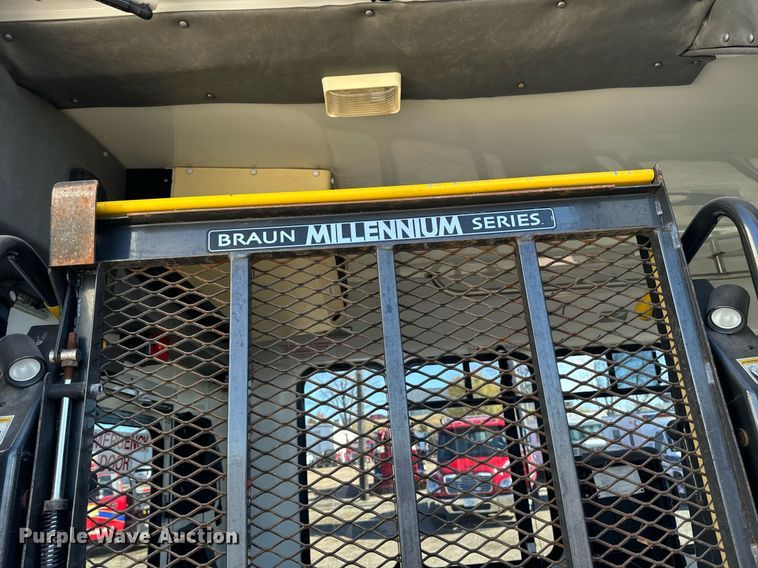 image for item EG6953 2010 El Dorado Aerotech Ford 200 shuttle bus