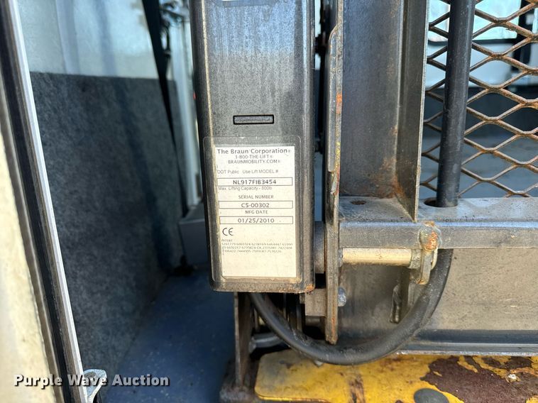 image for item EG6953 2010 El Dorado Aerotech Ford 200 shuttle bus