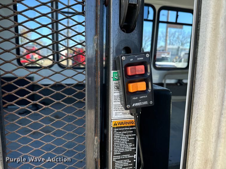 image for item EG6953 2010 El Dorado Aerotech Ford 200 shuttle bus