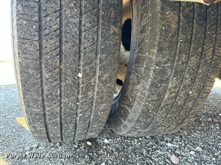 image for item EG6953 2010 El Dorado Aerotech Ford 200 shuttle bus