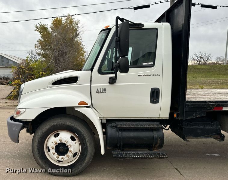 image for item EG6957 2007 International 4300 SBA flatbed truck