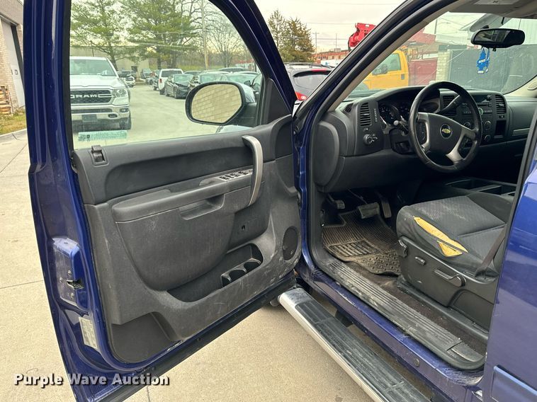 image for item EG6959 2010 Chevrolet Silverado 1500 Crew Cab pickup truck