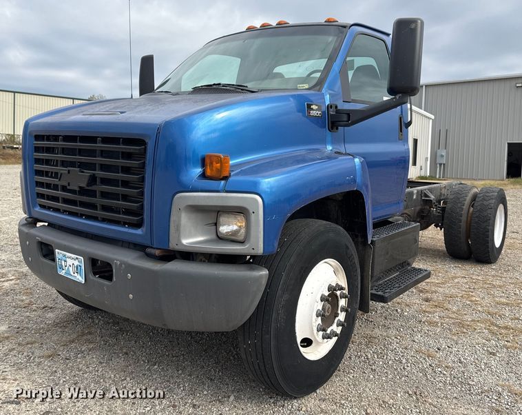 image for item EG7900 2004 Chevrolet C6500 truck cab and chassis