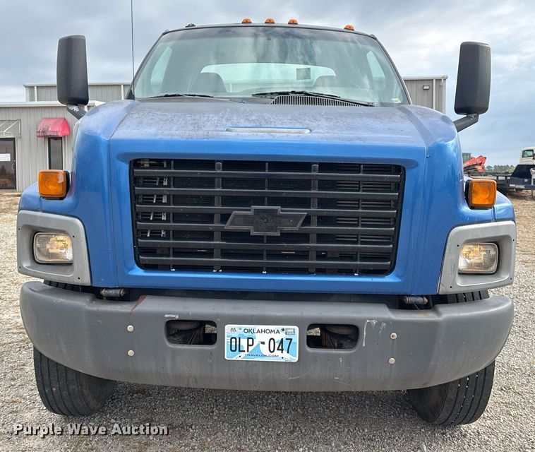 image for item EG7900 2004 Chevrolet C6500 truck cab and chassis