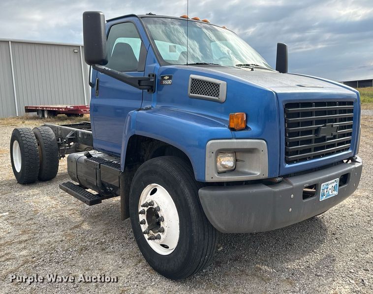 image for item EG7900 2004 Chevrolet C6500 truck cab and chassis