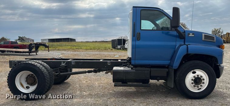 image for item EG7900 2004 Chevrolet C6500 truck cab and chassis