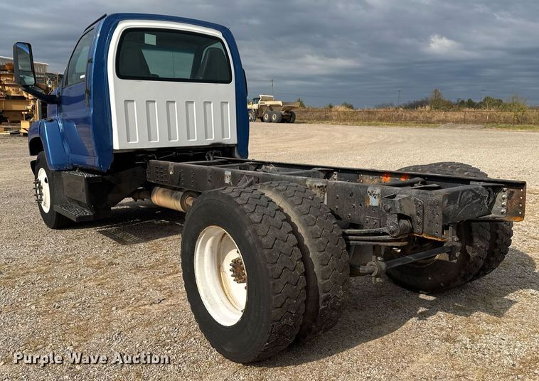 image for item EG7900 2004 Chevrolet C6500 truck cab and chassis