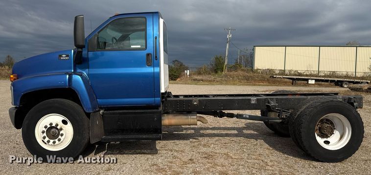 image for item EG7900 2004 Chevrolet C6500 truck cab and chassis