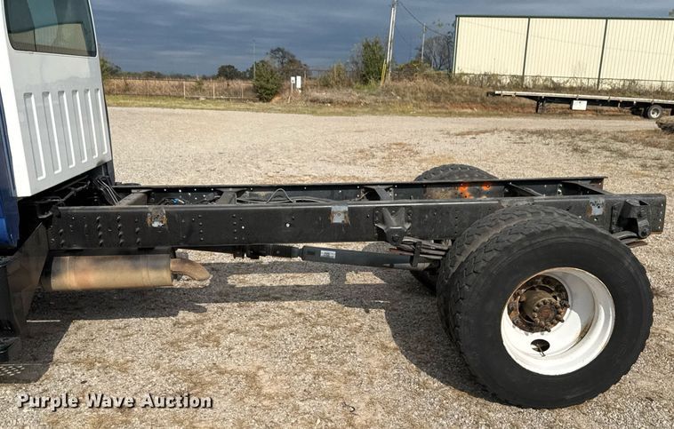 image for item EG7900 2004 Chevrolet C6500 truck cab and chassis